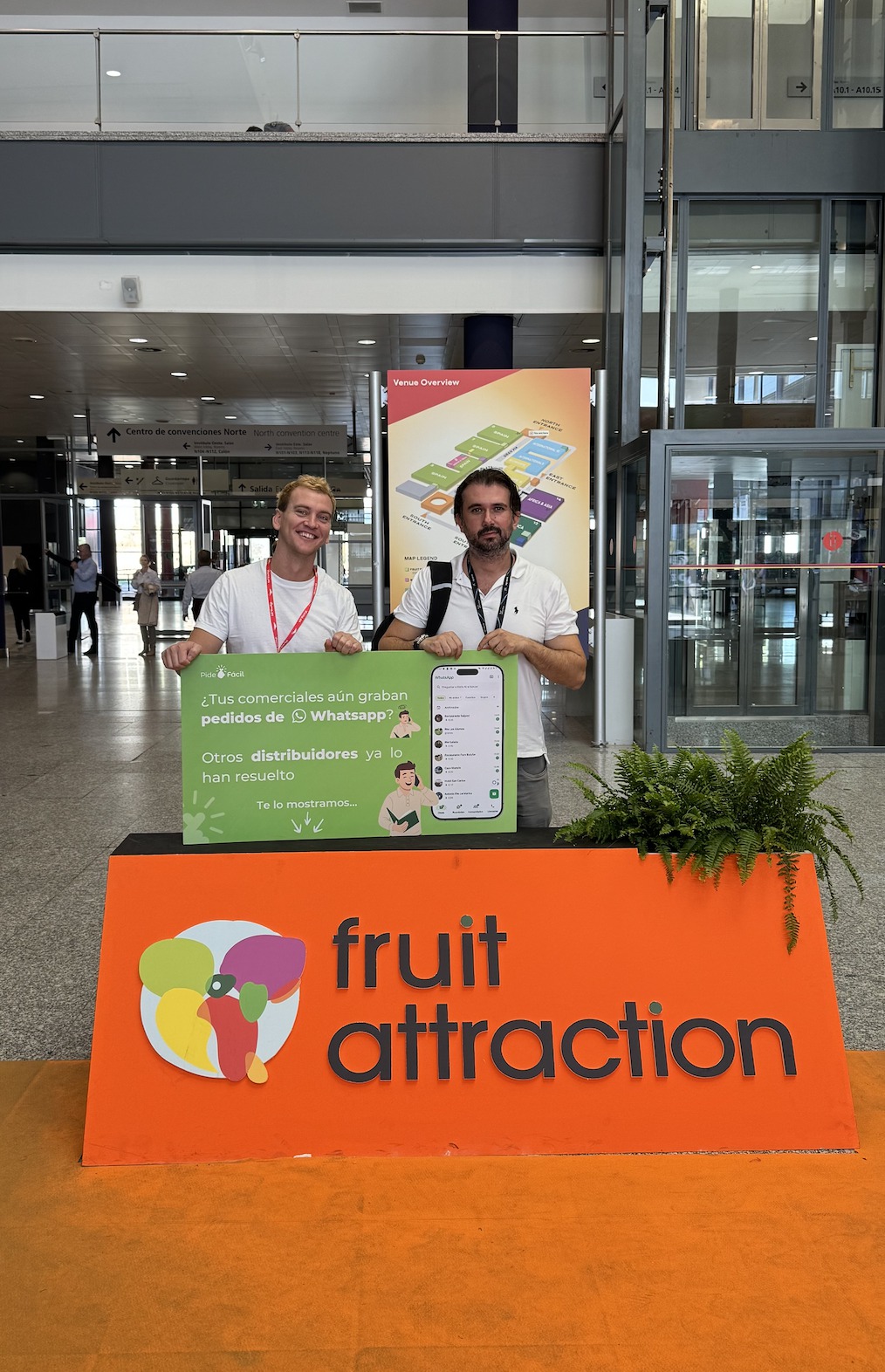 Christian y José a la entrada de Fruit Attraction 2025
